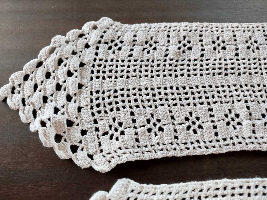 Dois panos de mesa ou moveis em crochê