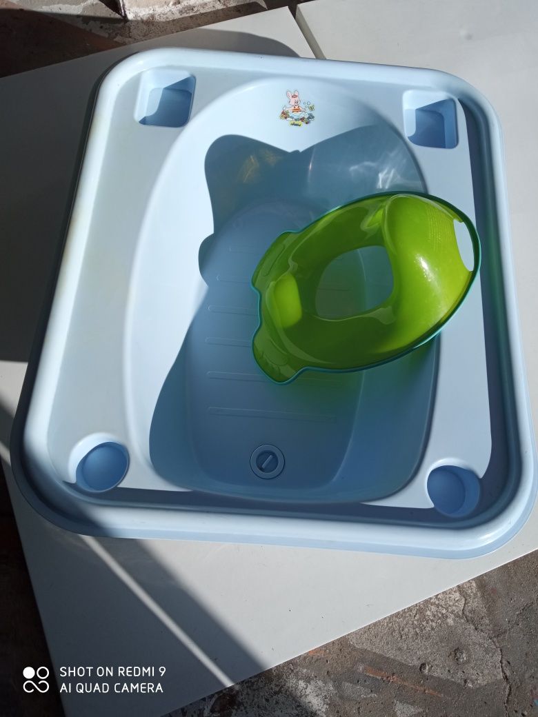 Banheira (azul) e apoio para sanita de bebé (verde)