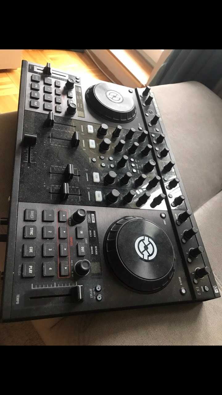 Traktor S4 MK1 DJ Kontroler