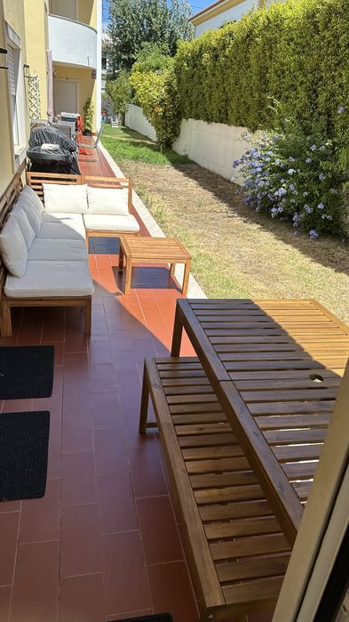 Mobiliario exterior em madeira com almofadas