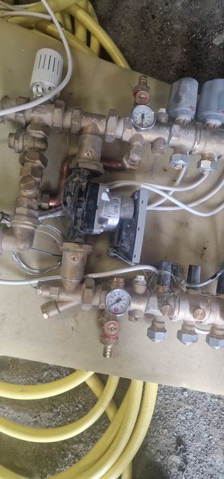 Rozdzielacz do ogrzewania wraz z pompą