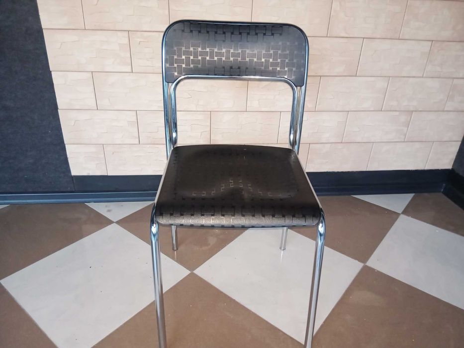 krzesło szkolne w bardzo dobrym stanie 17 sztuk.