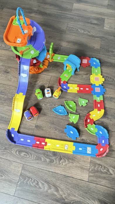 Wieża parkingowa Tut tut vtech z torem i autkami