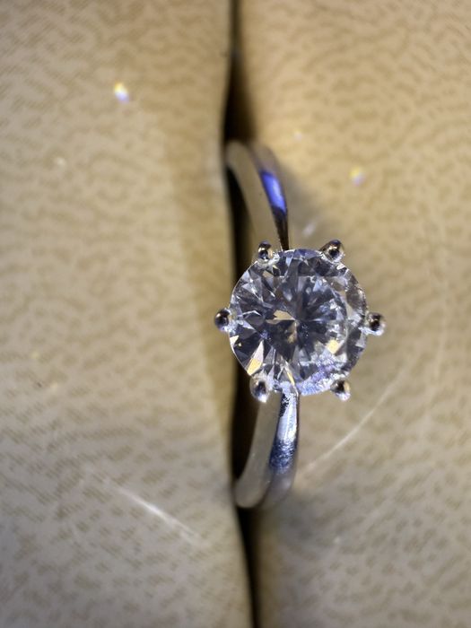 Неймовірно розкішна діамантова каблучка від Zarina - номер один ювелір