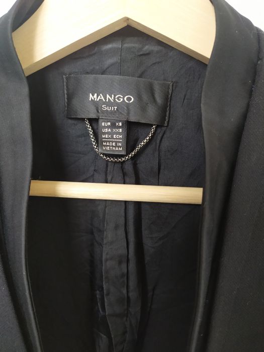 Чорний піджак на дівчинку