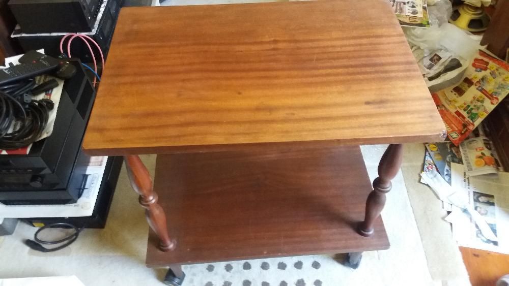 Mesa de apoio com rodas