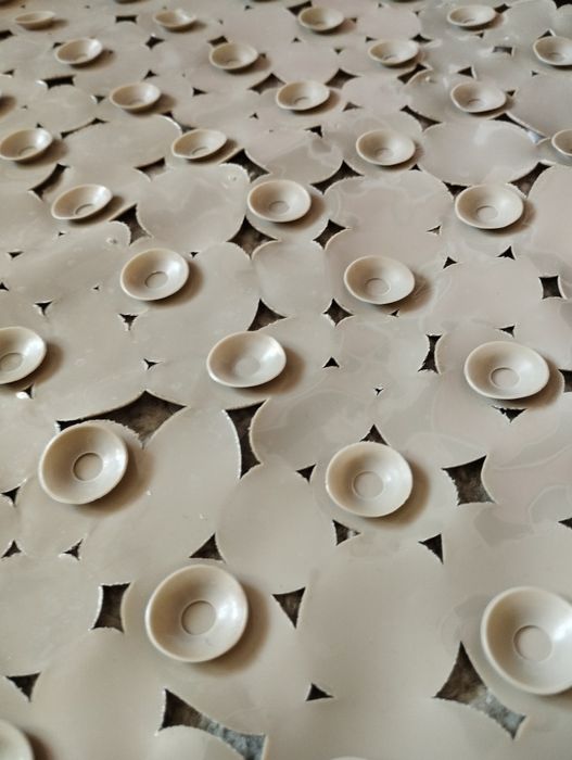 Antypoślizgowa mata pod prysznic imitująca kamienie beżowa