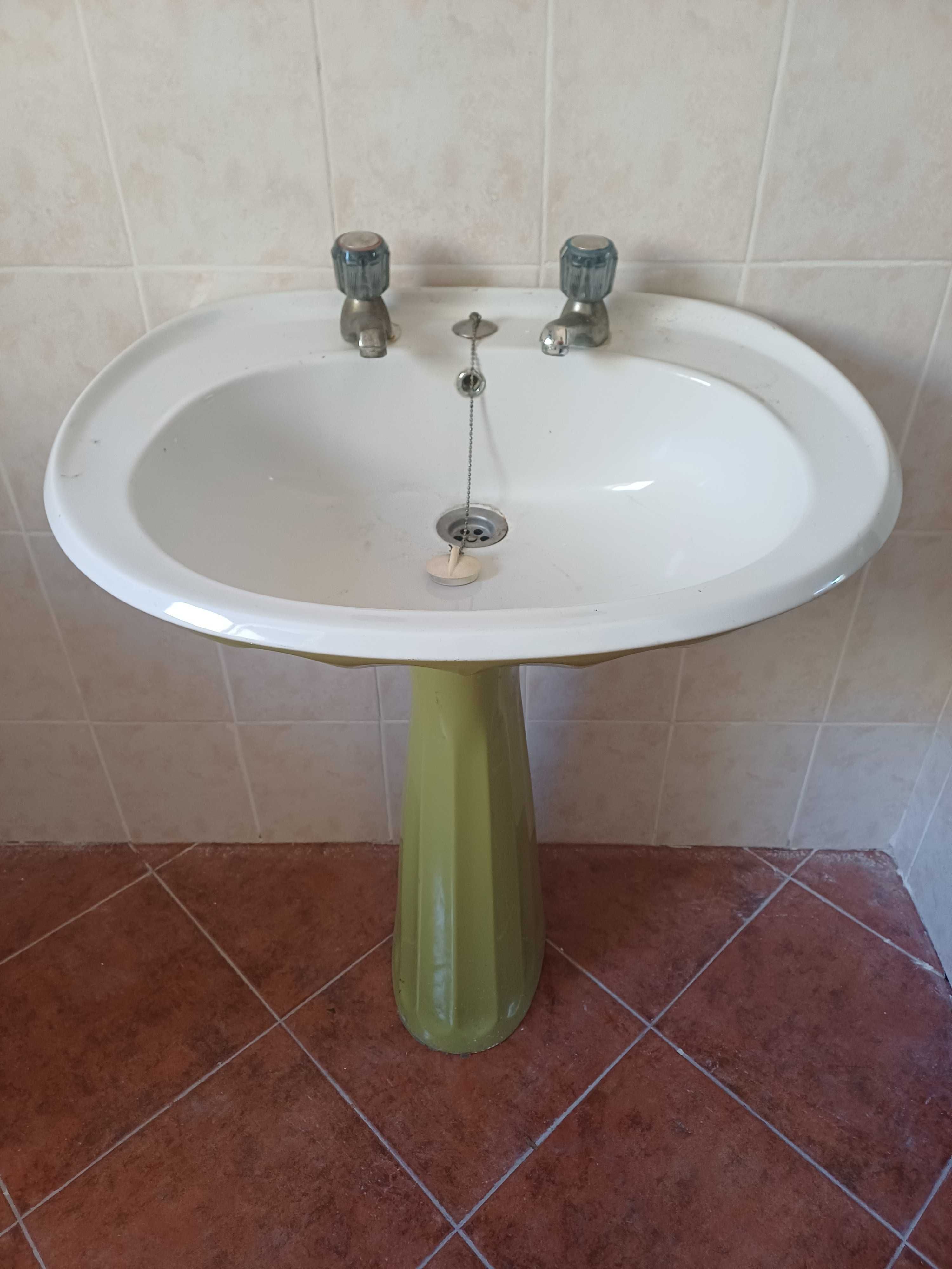 Lavatório com coluna wc