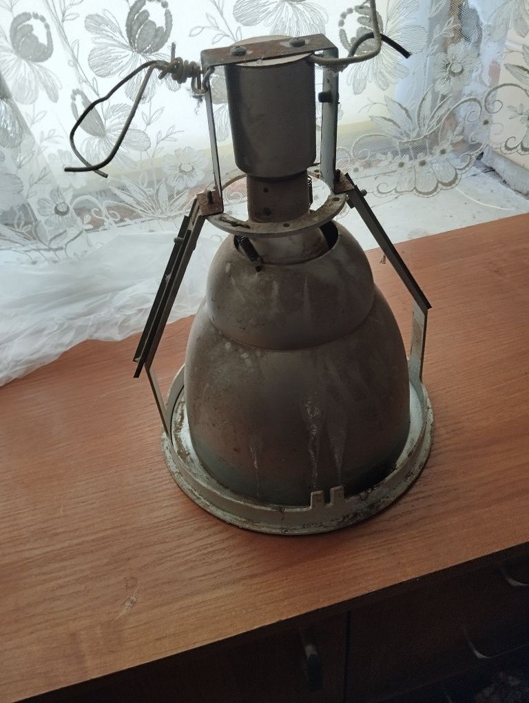 Lampy industrialne erco