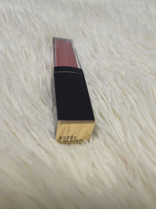 Помада Estee Lauder в оттенке 420  Rebellious Rose