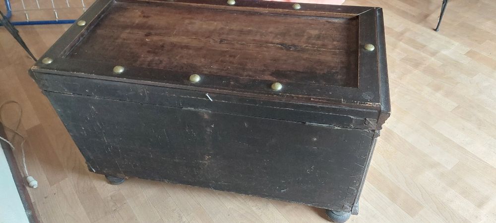 Arca antiga em madeira