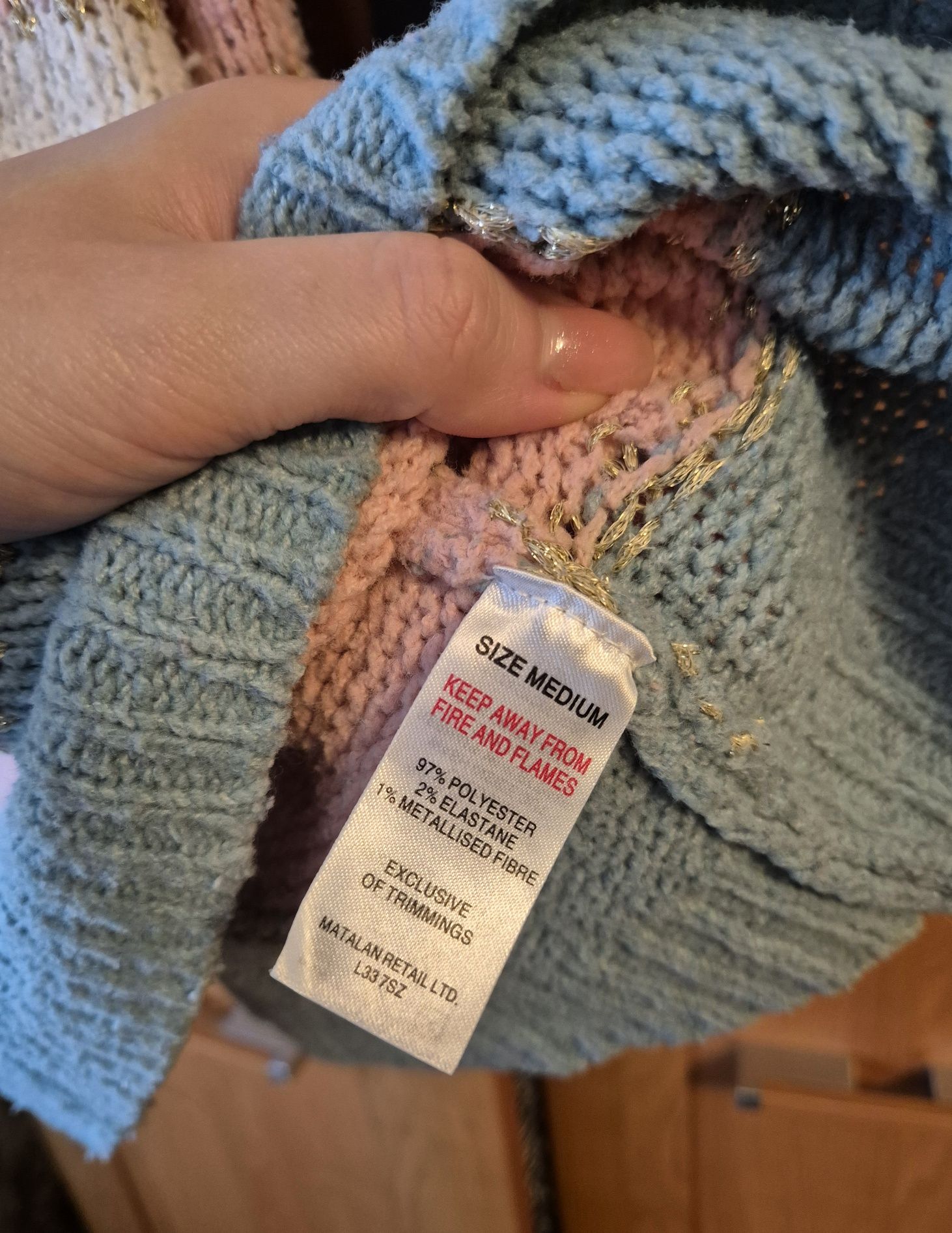 Sweter różowo niebiesko biały w paski