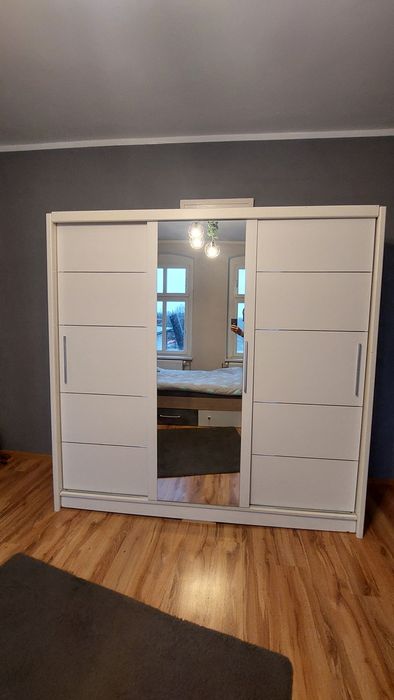 Szafa przesuwna z lustrem Rezerwacja