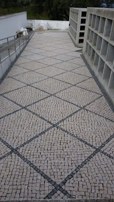 Calcada lancil pave e muros pedra
