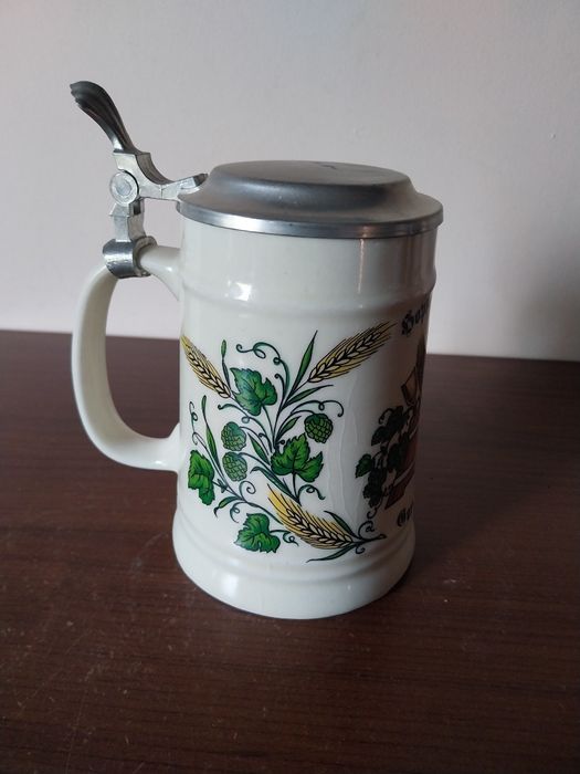 Niemiecki, ceramiczny kufel z cynową klapką, sygnowany.