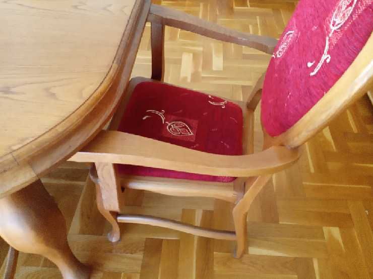 Stół i krzesła drewniane