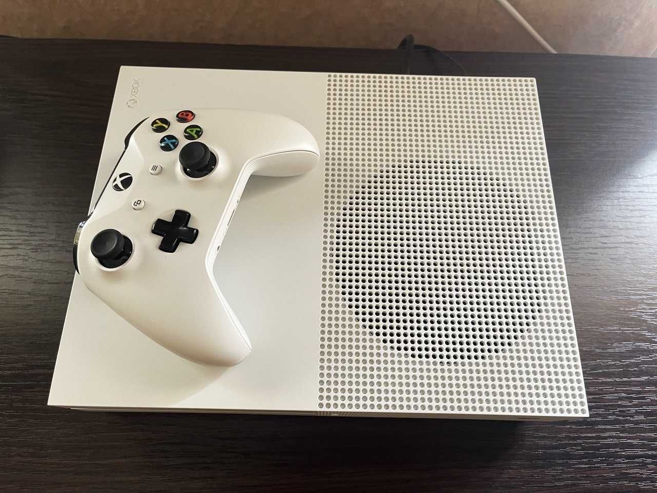 Приставка Xbox One S 500Gb в идеале с дисками