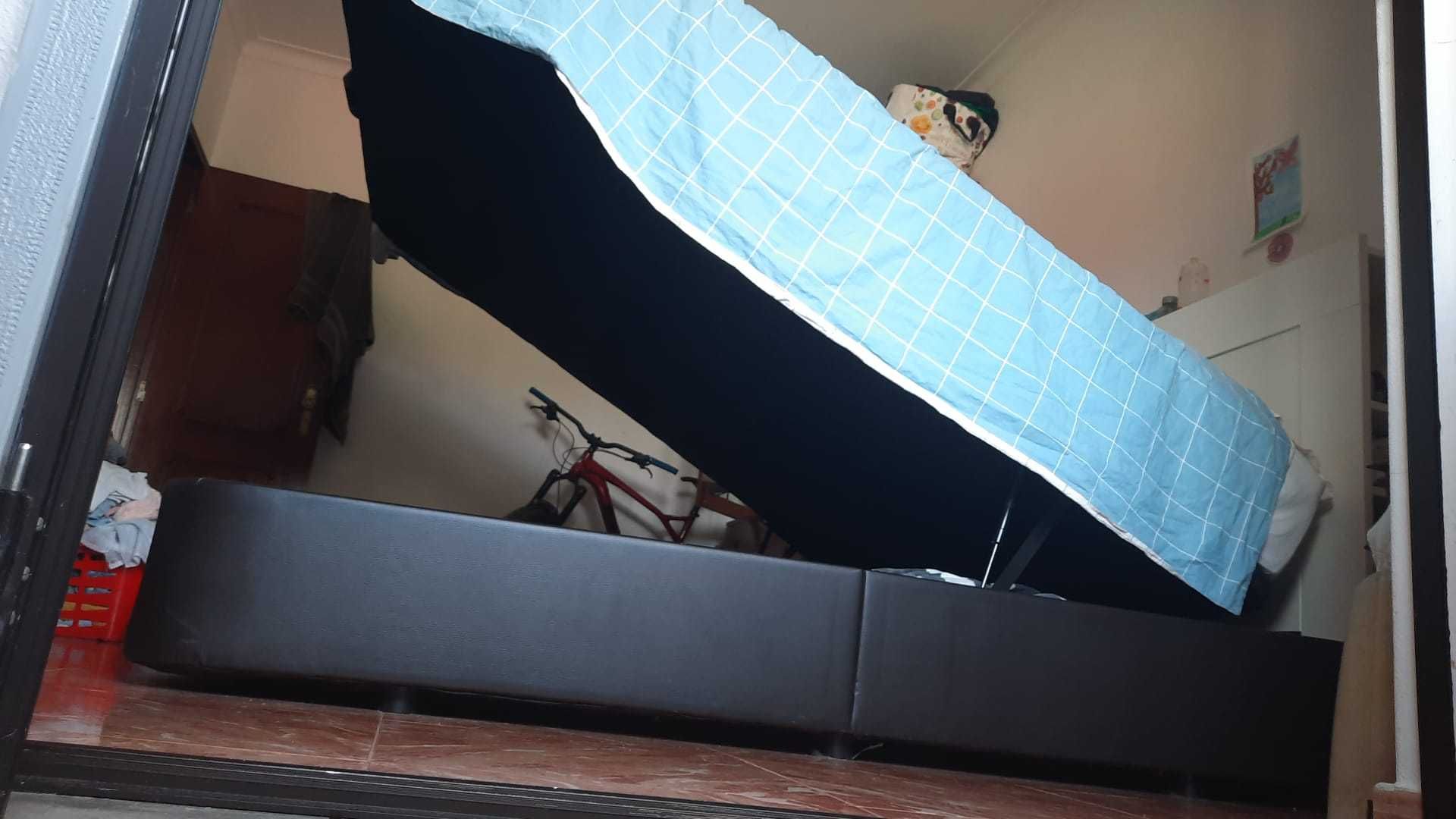 Cama de casal com arrumação, incluindo uma cabeceira com arrumação.