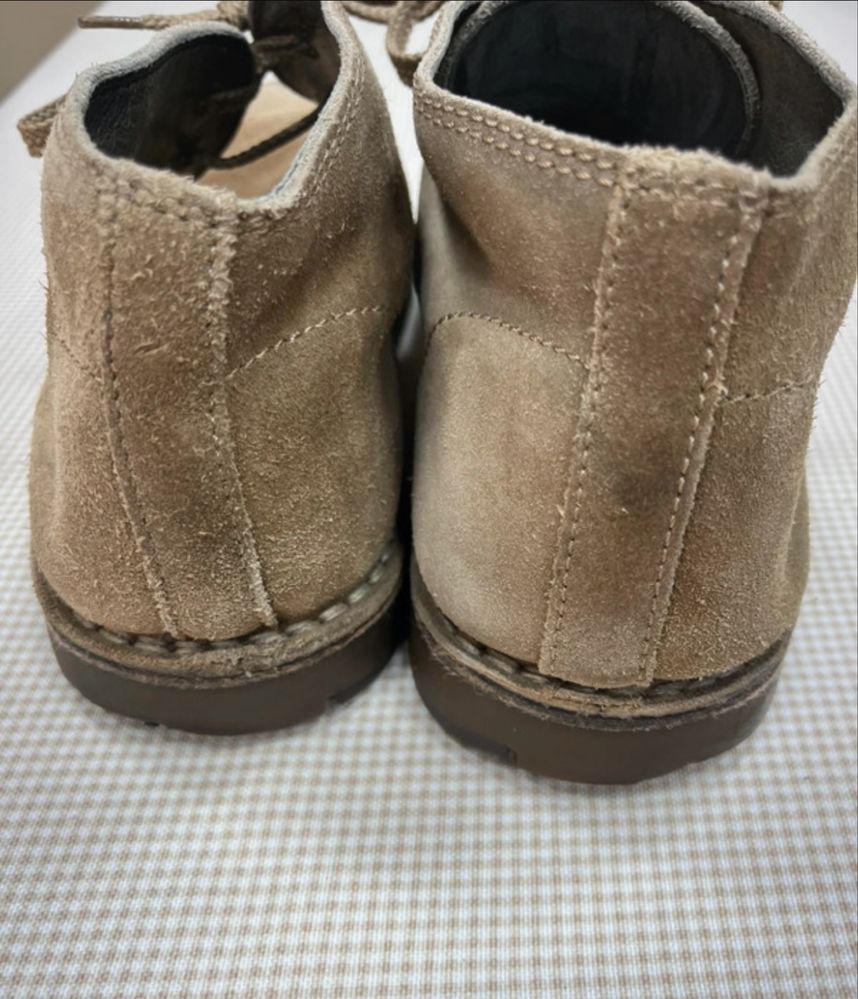 Botas de camurça da marca Luka, usadas, em bom estado.