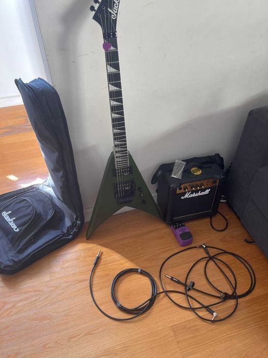 Jackson JS32 King V, Marshall Amplificador e Pedal Behringer OD300