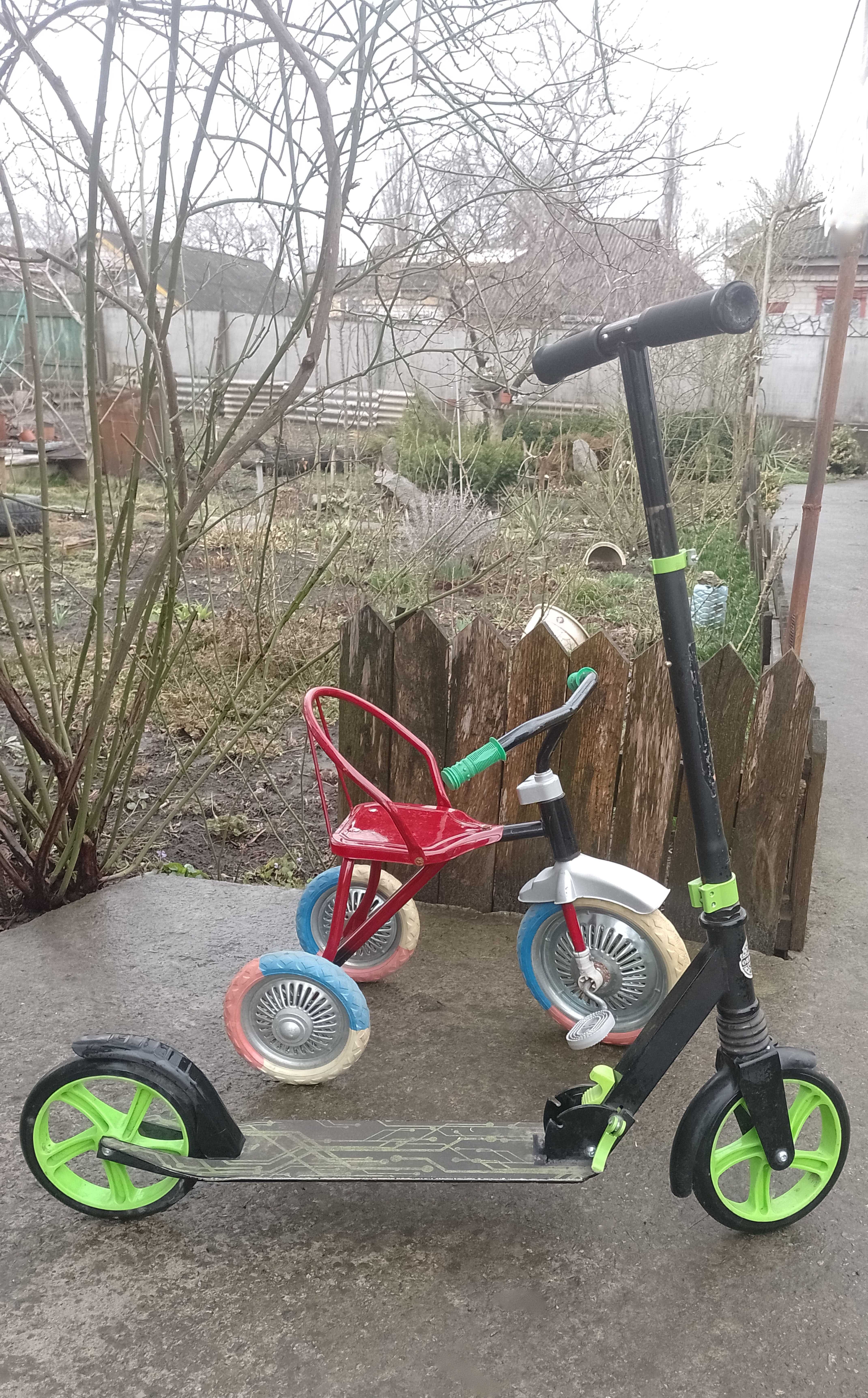 Дитячий самокат та трьохколісний велосипед