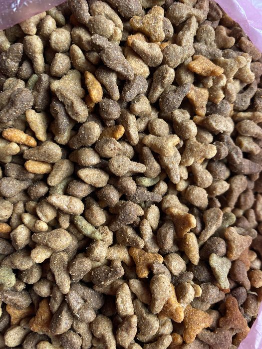 Сухий корм на вагу Club 4 Paws, Friskies, Whiskas