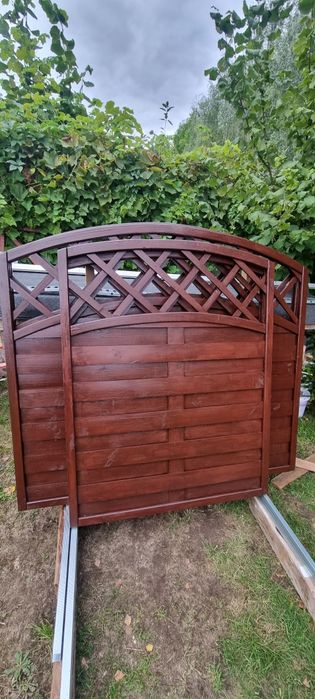 Płot lamelowy drewniany łuk i wklesły