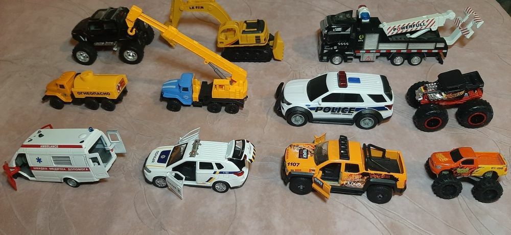 Машинки на батарейках разные и другие машинки.машинки-конструкторы.