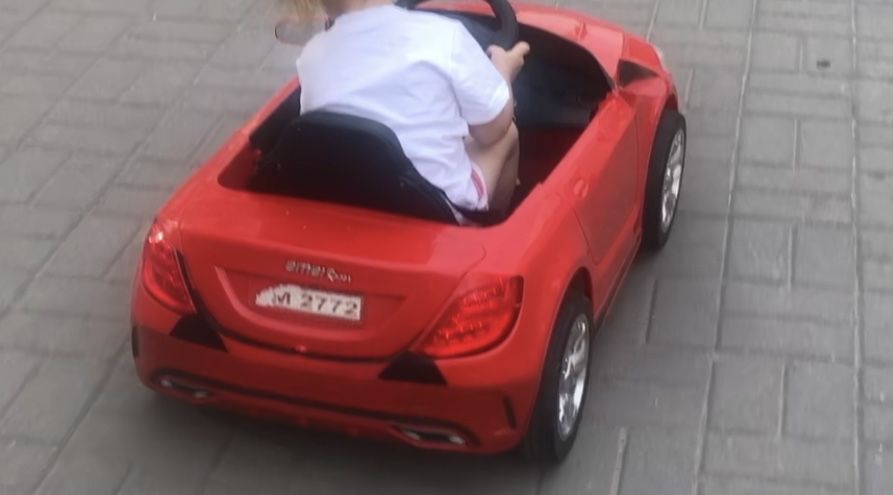 Продам детскую машинку на пульте управления