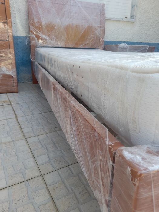 Cama e mesa de cabeceira