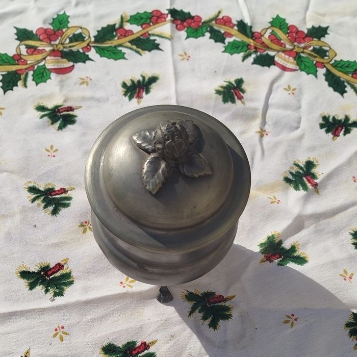 Caixa Decorativa Antiga em Metal com Tampa – Detalhe Floral