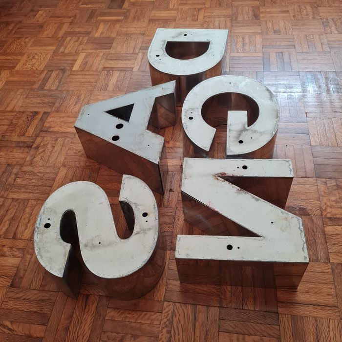 Letras metálicas vintage – S A N D G – decoração industrial / retro