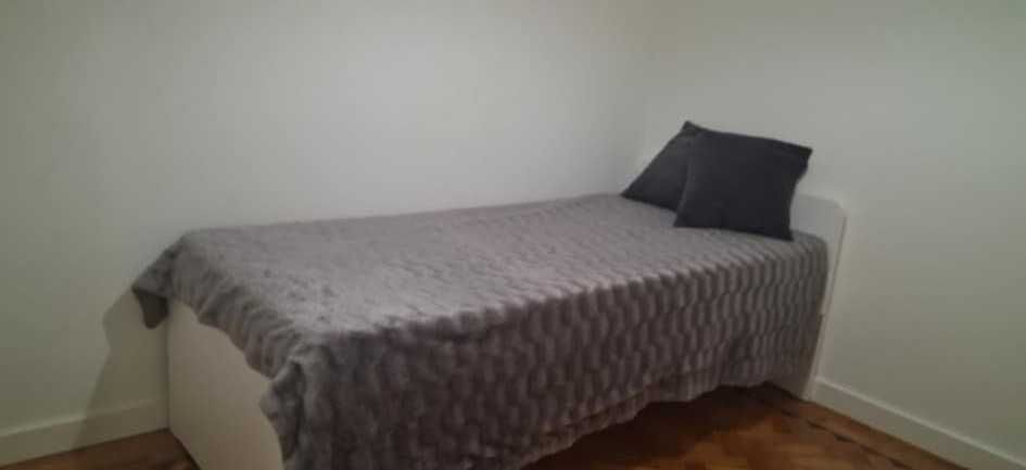 Quarto Moscavide linha vermelha janela interior so meninas Girls only
