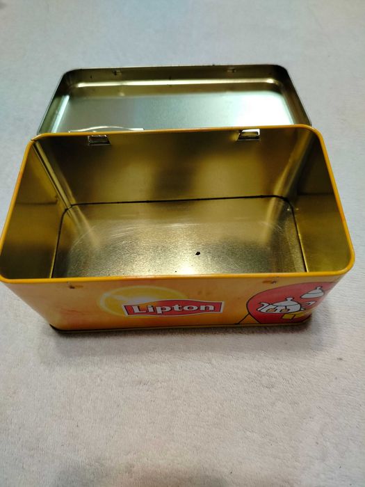 Puszka po herbacie Lipton