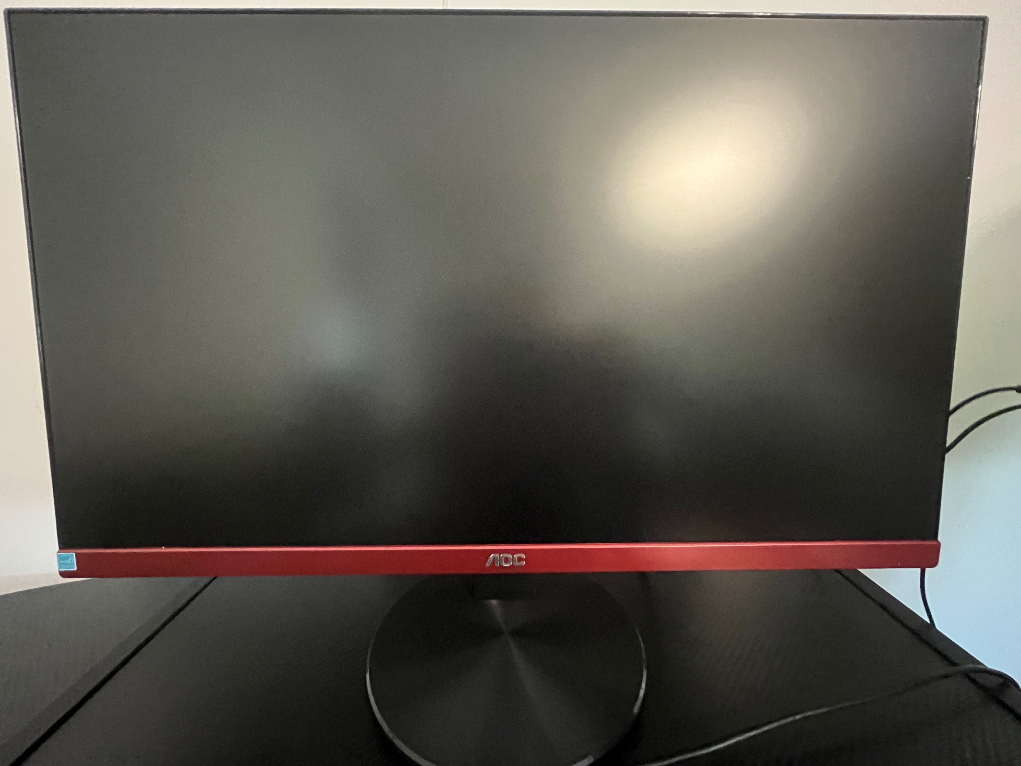 Komputer gamingowy w zestawie z monitorem, klawiaturą, myszką