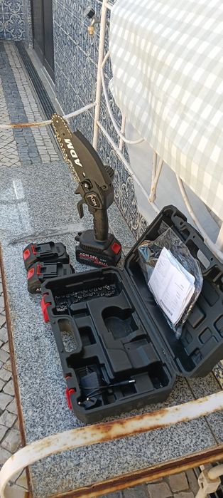 Motosserra de podar a bateria com 3 correntes 3 baterias e 2 lanças