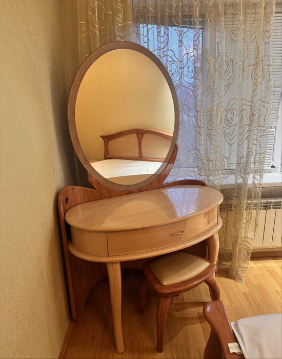 Косметичний столик