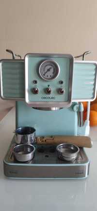 Máquina de café e cappuccinos