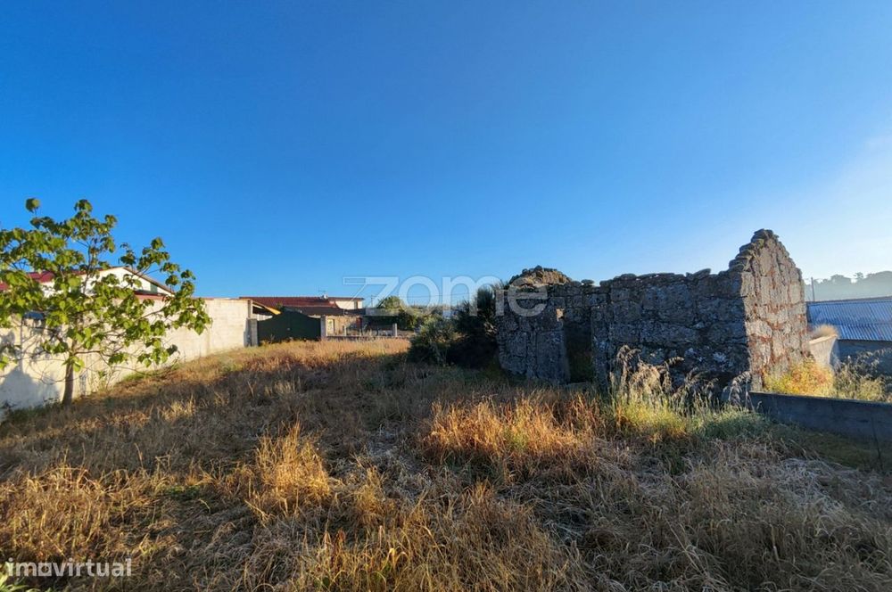 Terreno com Ruina em Vila Chã de Sá