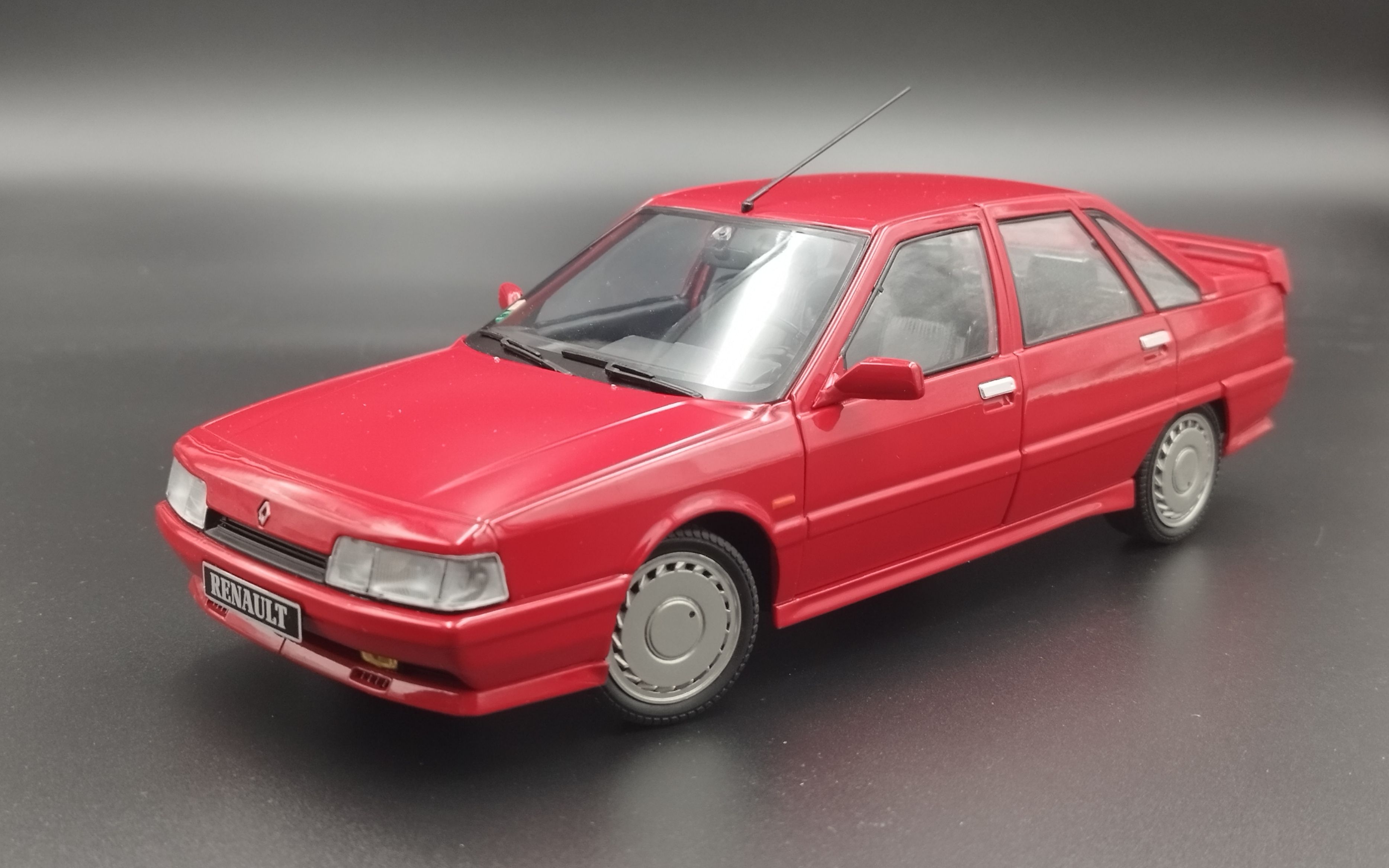 1:18 solido 1988 Renault 21 Mk.1 Turbo Red model nowy