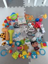 Zabawki dla niemowlaka grzechotki, przywieszki, książeczki sensoryczne