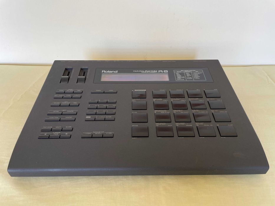 Roland R8 (caixa de ritmos)