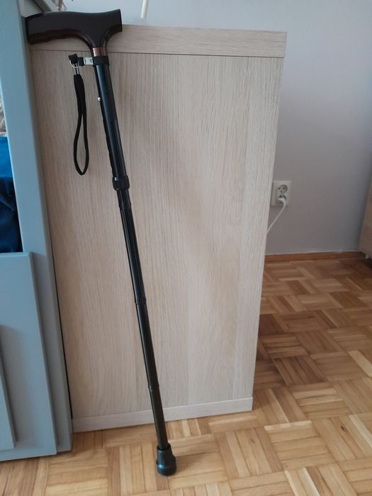 Laska składana regulowana dla starszej osoby