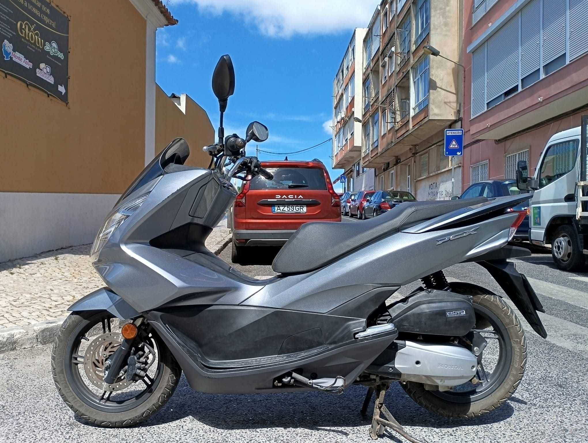 Honda PCX 125 de 2016, com 85.000 km em excelente estado.