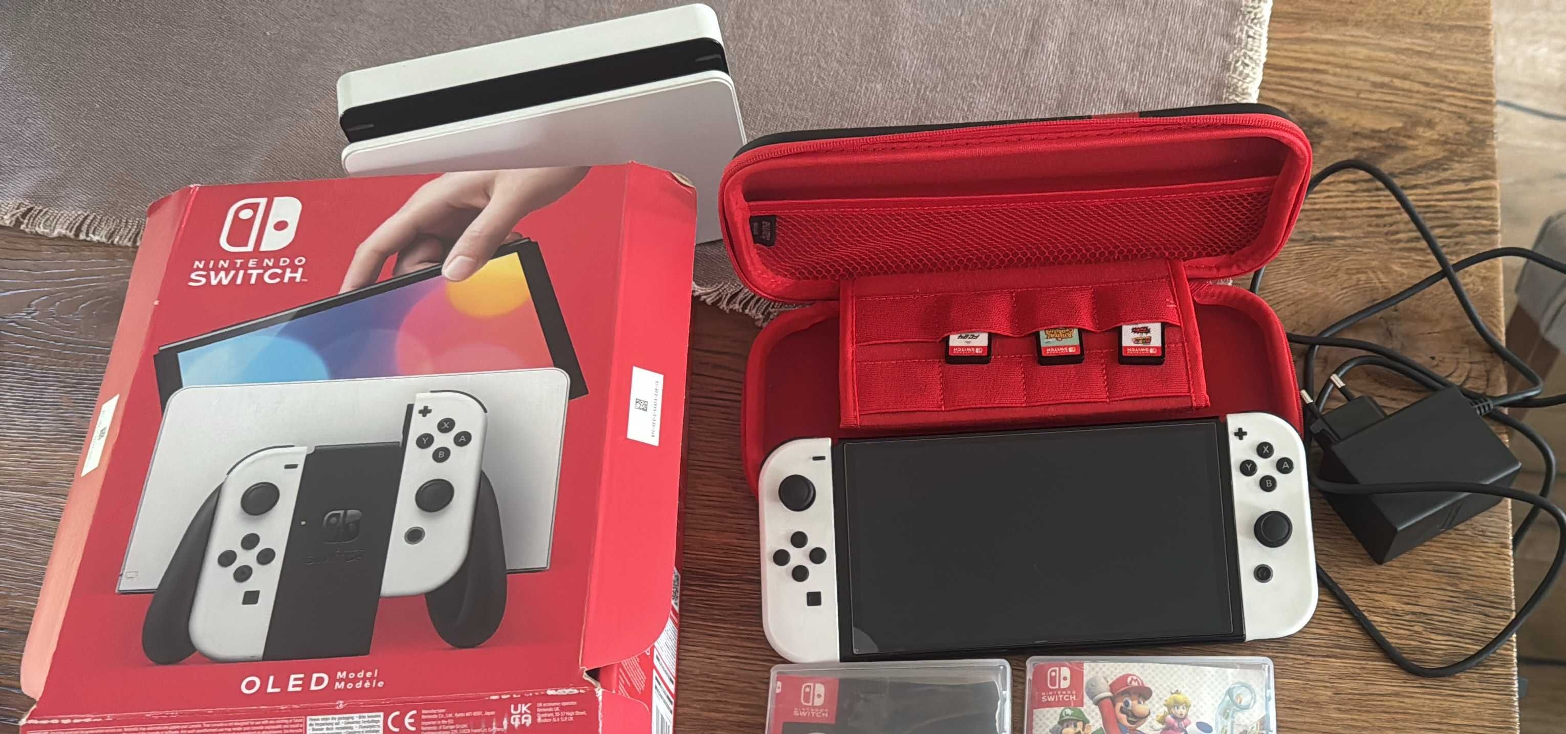 NINTENDO SWITCH OLED z dwoma grami oraz praktycznym etui