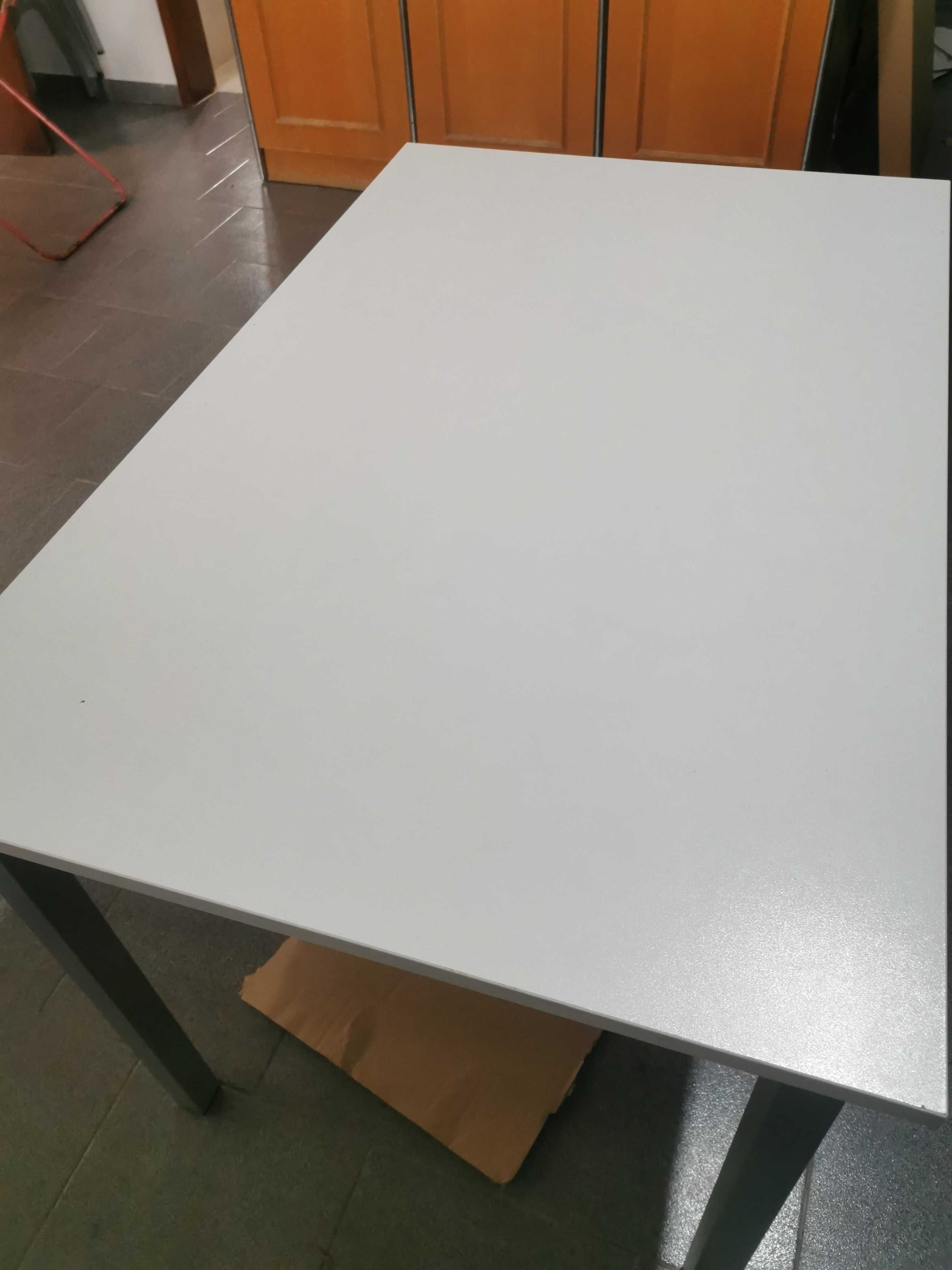 Mesa de cozinha branca e cinza