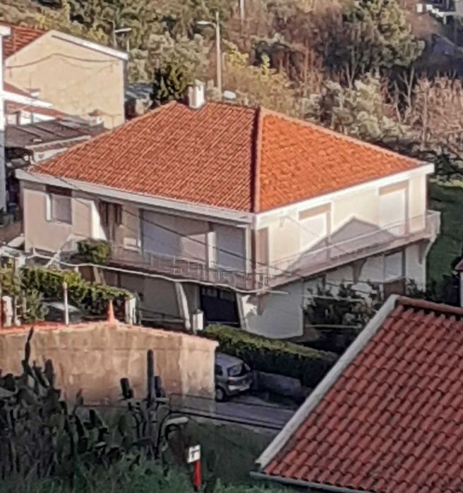 Moradia individual T6 na Covilhã com garagem para 3 carros e quintal