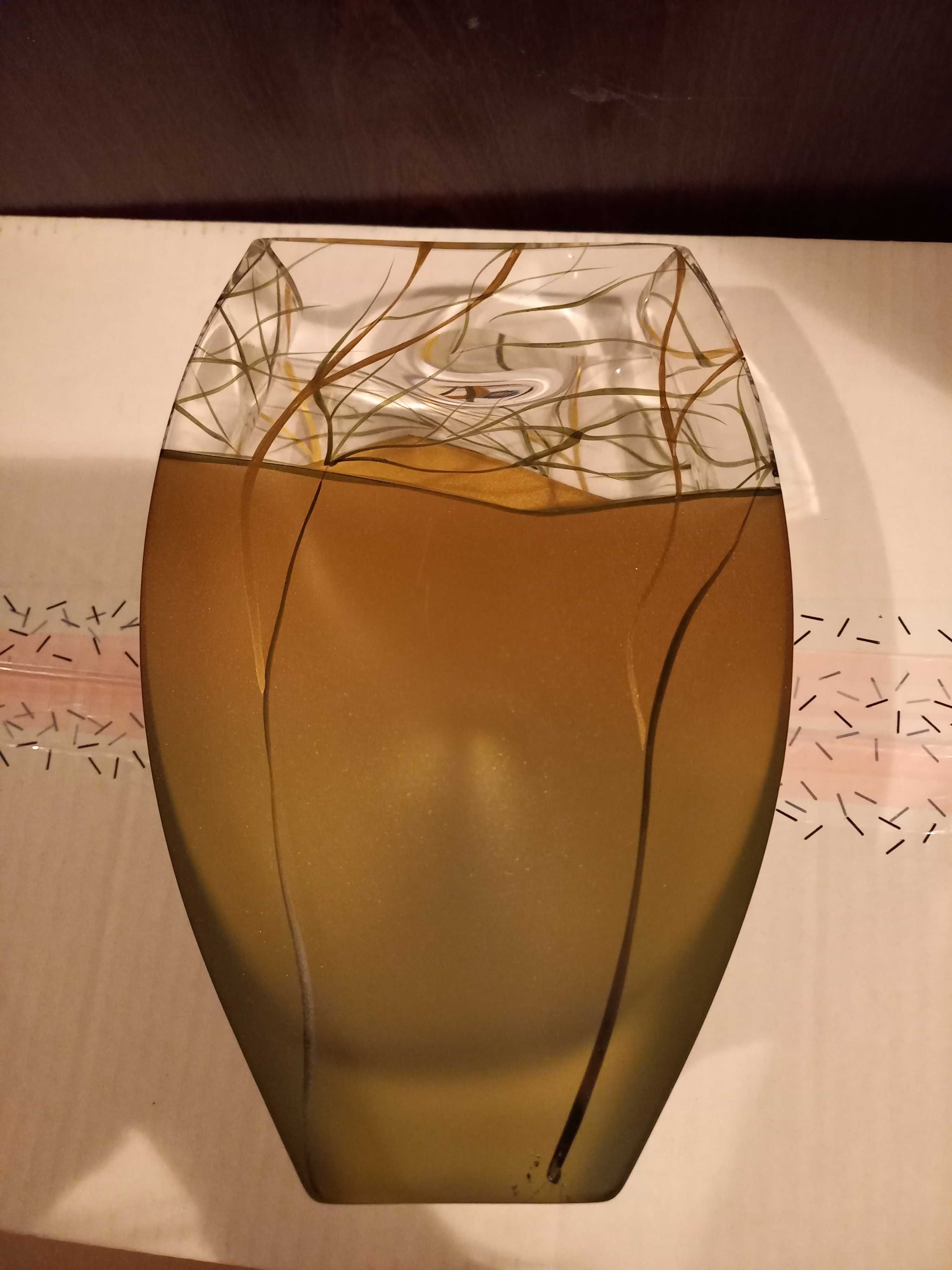 Ciekawy szklany wazon z wzorem gałęzi