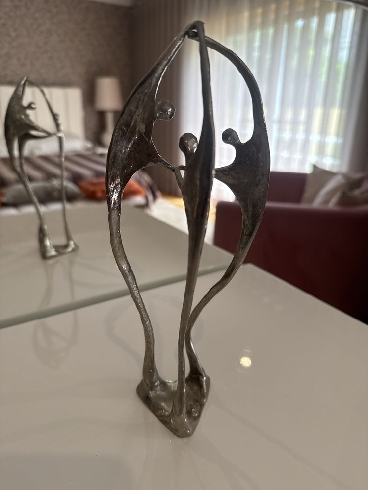 Estatueta em metal assinada pelo autor