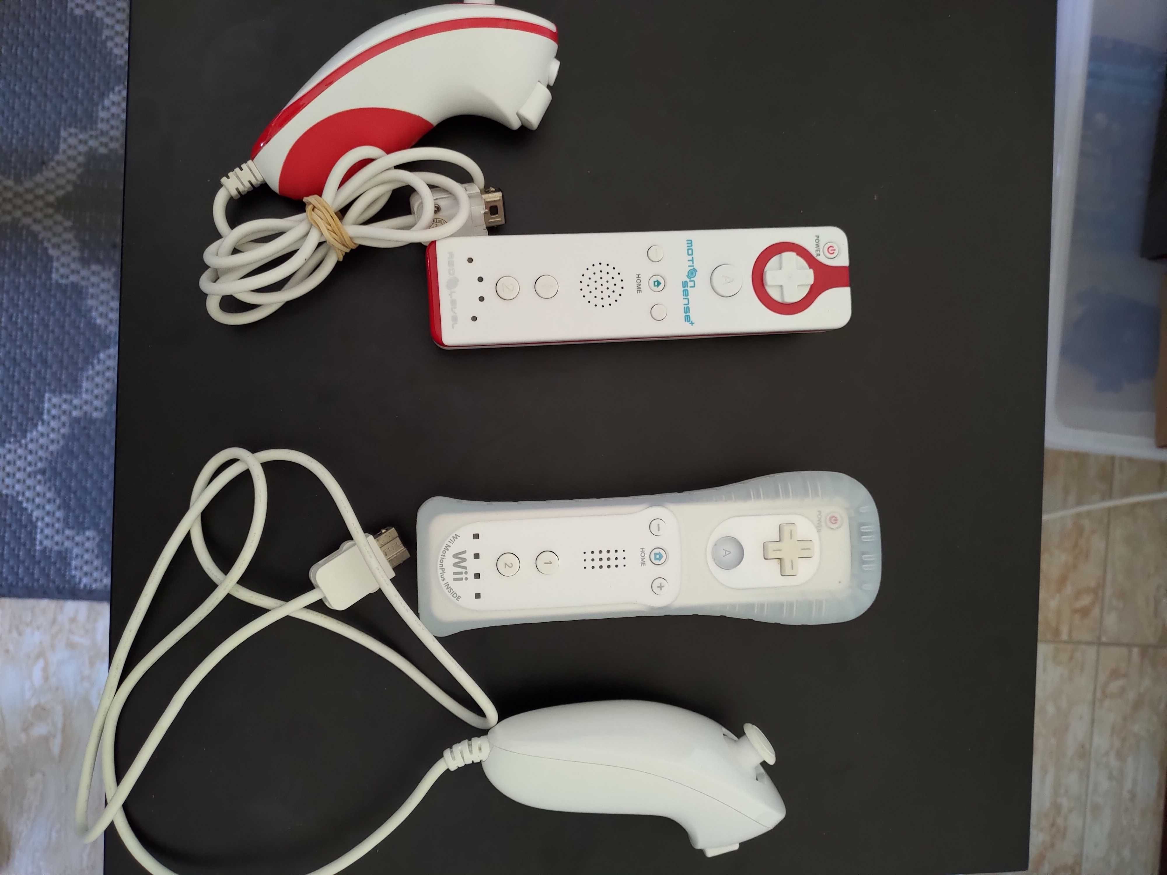 Wii + 2 Comandos com Nunchuck + Acessorios + 3 Jogos